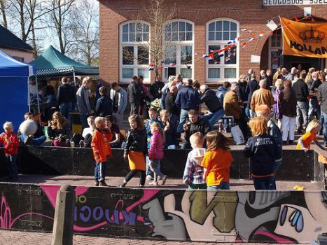 Drukke friemeltjesmarkt tijdens de voorlopig laatste Koninginnedag